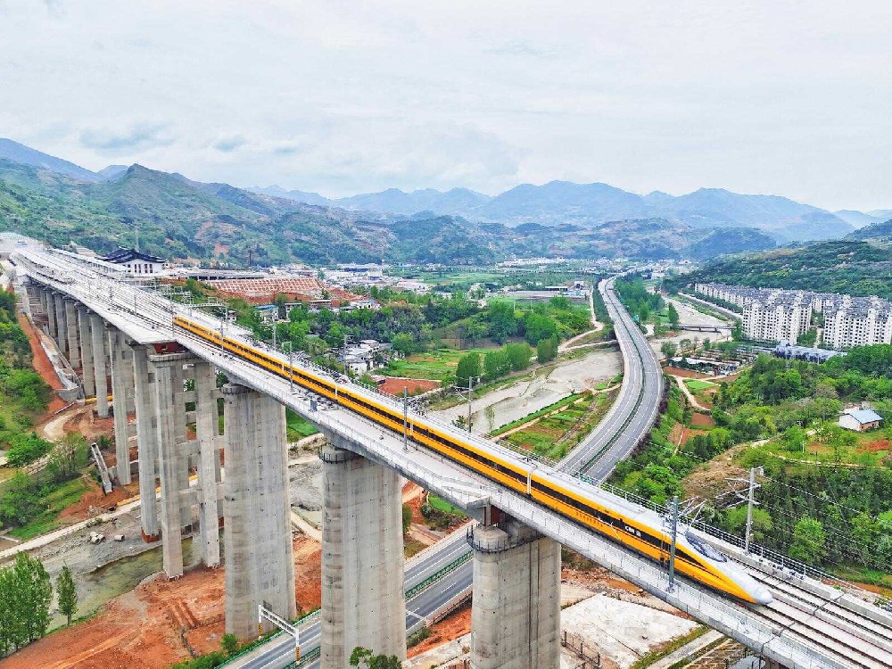 西十高铁检测列车通过漫川关福银高速立交特大桥
